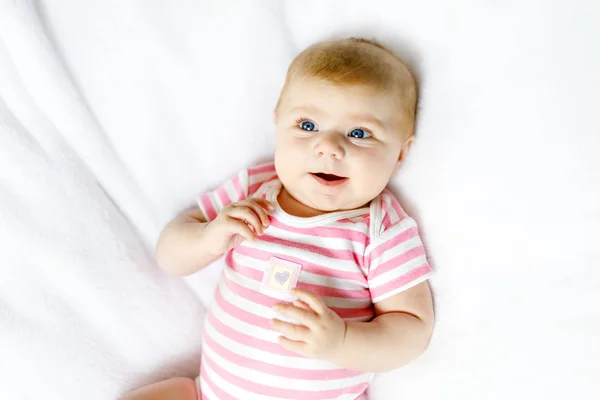 Retrato de bonito adorável bebê recém-nascido criança — Fotografia de Stock