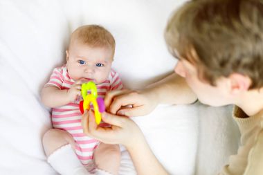 Yeni doğan bebek kızı, aile portre birlikte mutlu gururlu genç Baba