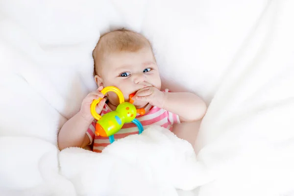 Manis menggemaskan dua bulan bayi mengisap tinju . — Stok Foto