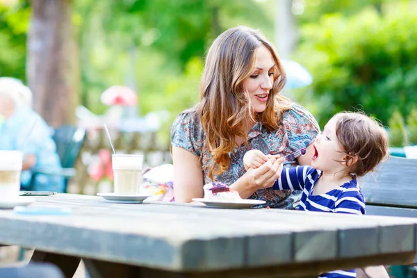 Madre y pequeña niña adorable beber café en c al aire libre —  Fotos de Stock