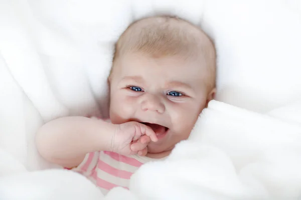 Bonito adorável dois meses bebê chupando punho . — Fotografia de Stock