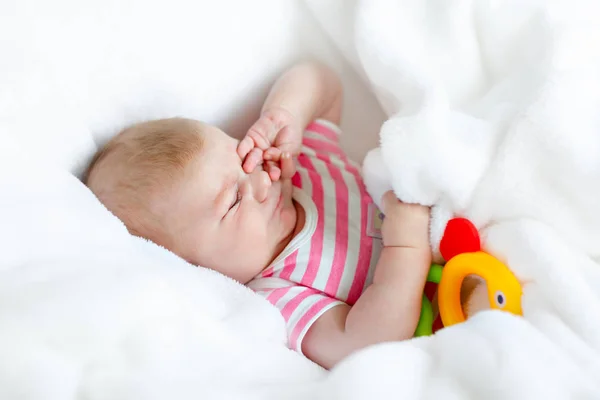 Niedlich liebenswert zwei Monate Baby saugen Faust. — Stockfoto