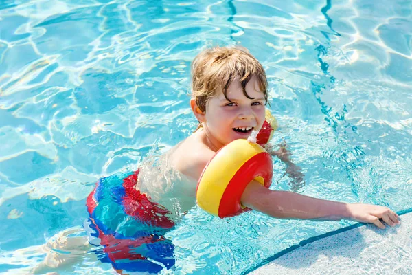 Gelukkig kind jongetje met plezier in een zwembad — Stockfoto