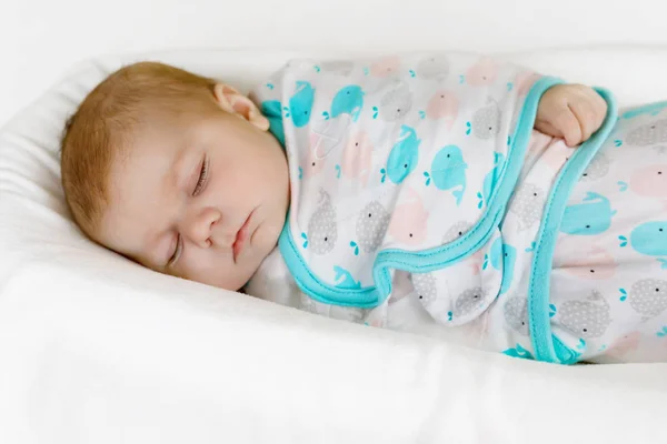 Χαριτωμένο μικρό κορίτσι νεογέννητο μωρό στον ύπνο τυλιγμένο σε κουβέρτα — Φωτογραφία Αρχείου
