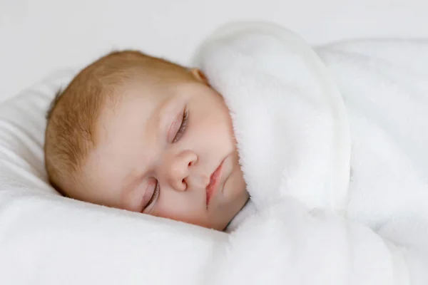 Uyuyan sevimli küçük yeni doğan bebek kız battaniyeye sarılmış — Stok fotoğraf