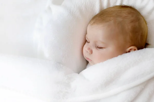 Mignon petit nouveau-né bébé fille dormir enveloppé dans une couverture — Photo