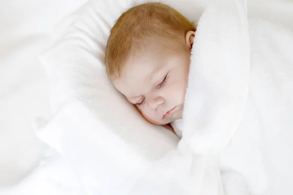 Cute little newborn baby girl sleeping wrapped in blanket — Stock Photo, Image