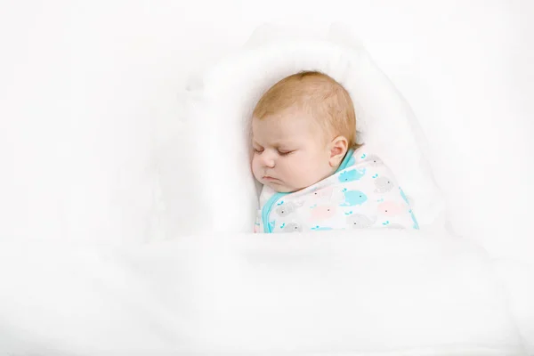 Linda niña recién nacida durmiendo envuelta en manta —  Fotos de Stock
