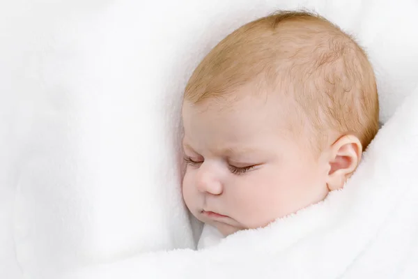 Mignon petit nouveau-né bébé fille dormir enveloppé dans une couverture — Photo