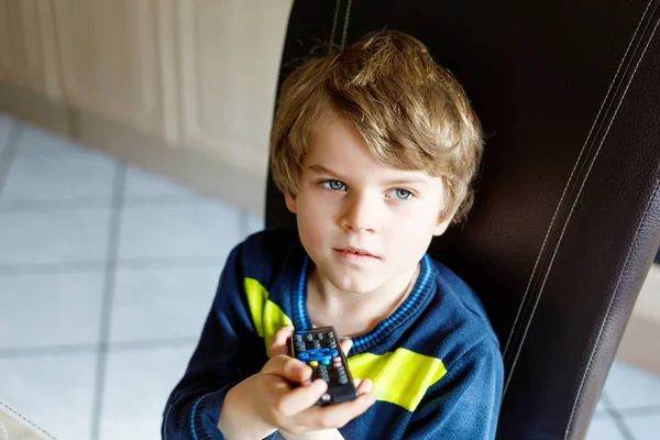 Lindo poco rubio preescolar chico viendo tv . — Foto de Stock