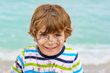 Tropik sahilde eğleniyor küçük çocuk çocuk