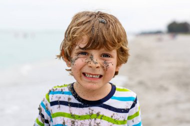 Tropik sahilde eğleniyor küçük çocuk çocuk