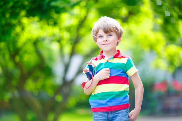 Liten unge pojke skytte trä slangbella — Stockfoto