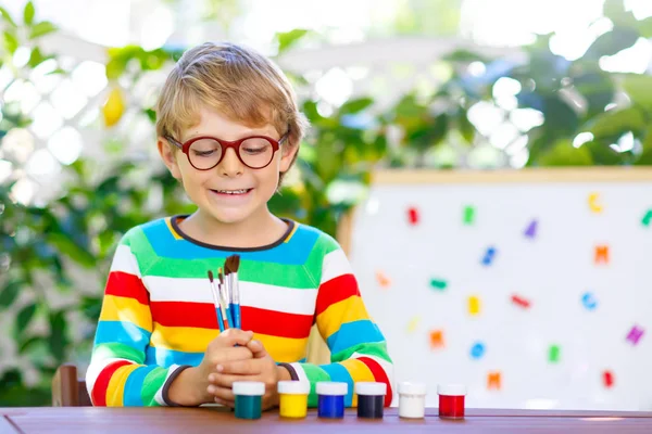 Kleine jongen jongen met bril school apparatuur te houden — Stockfoto