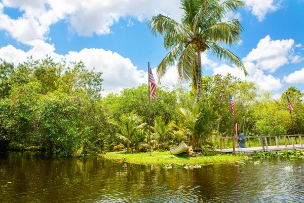 Florida wetland, Airboat rijden in Everglades National Park in de Verenigde Staten. — Stockfoto