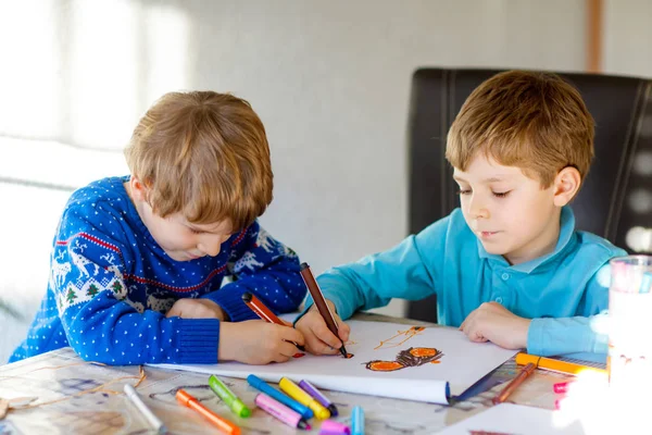 Två kid lite pojkar i skolan målning en berättelse med färgglada pennor — Stockfoto