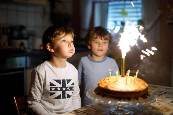 Twee prachtige kinderen, preschool jongetjes viert verjaardag en blazen kaarsen — Stockfoto