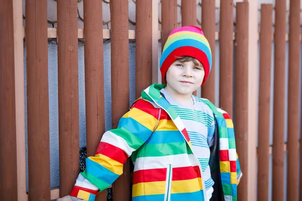 Portrait de mode en plein air d'adorable petit garçon portant des vêtements colorés — Photo