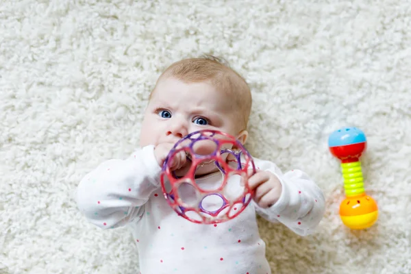 Carino bambino ragazza giocare con colorato sonaglio giocattolo — Foto Stock