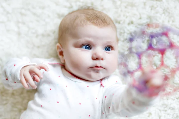 Carino bambino ragazza giocare con colorato sonaglio giocattolo — Foto Stock