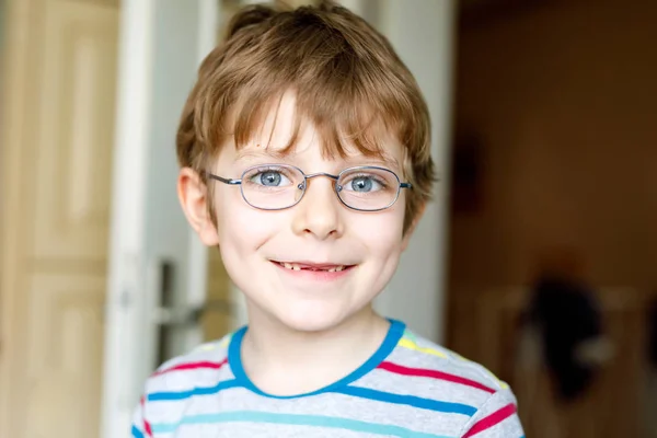 Портрет маленького милого школьника в очках — стоковое фото