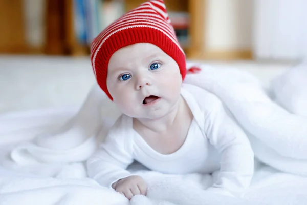 Bonito bebê adorável criança com boné de inverno de Natal no fundo branco — Fotografia de Stock