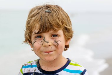 Tropik sahilde eğleniyor küçük çocuk çocuk
