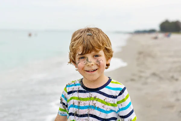 Μικρό παιδί αγόρι έχει τη διασκέδαση στην τροπική παραλία — Φωτογραφία Αρχείου