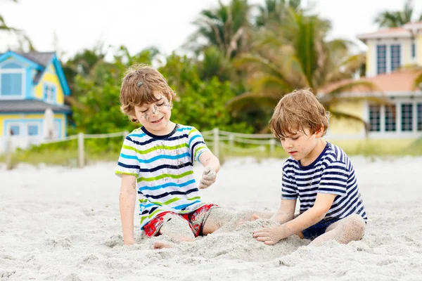 Two little kids boys having fun on tropical beach — Stock Photo, Image