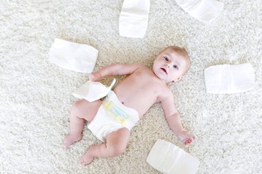 Bebek bezli yeni doğmuş bir kız bebek. Kuru cilt ve kreş