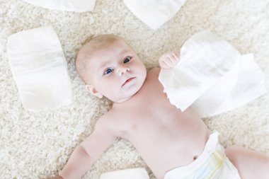 Bebek bezli yeni doğmuş bir kız bebek. Kuru cilt ve kreş