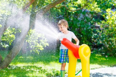 bir bahçe hortumu su yağmurlama ile oynarken küçük çocuk çocuk