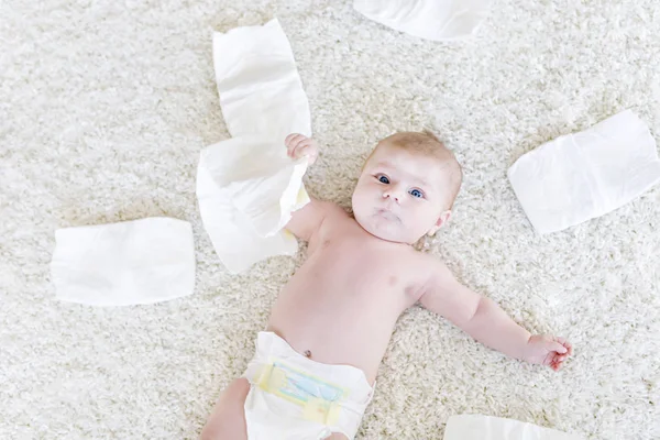 Bebé recién nacido con pañales. Piel seca y vivero — Foto de Stock