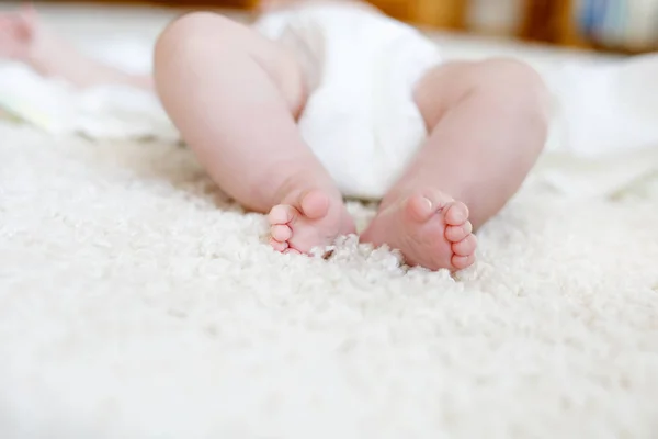 Pieds et jambes du nouveau-né avec couche — Photo