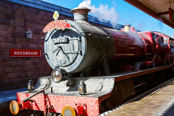 Orlando, fl-april 2016: hogsmet und hogwarts express train, Heimat von harry potter und der verbotenen fahrattraktion orlando usa. — Stockfoto