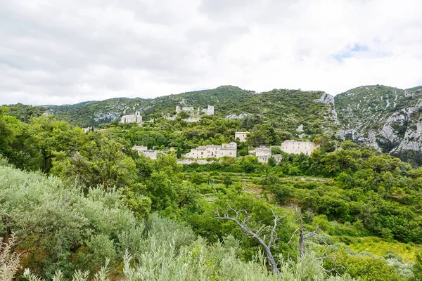 Uitzicht op Provence dorp dak en landschap. — Stockfoto