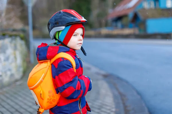 Sevimli küçük okul öncesi çocuk çocuk okula sürme scooter sürme. — Stok fotoğraf