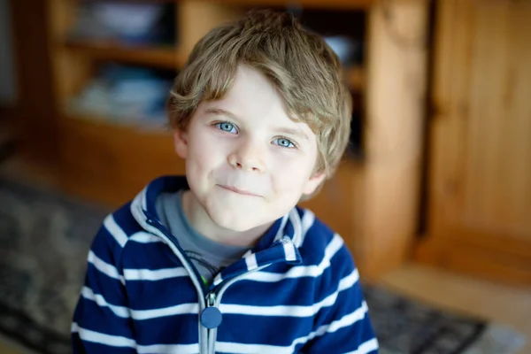 Portret van mooie jongetje preschool kid. — Stockfoto