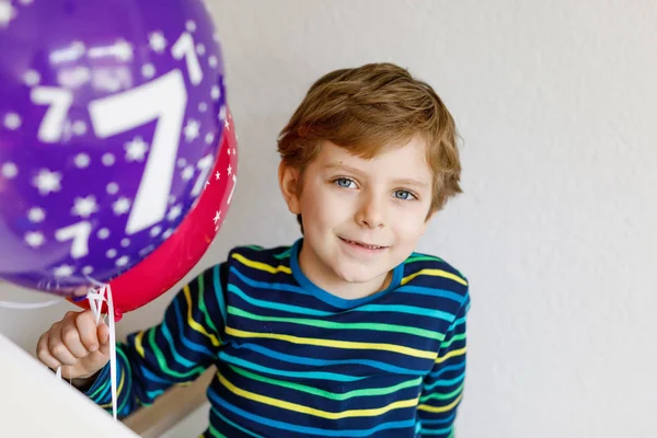 Retrato de niño feliz con manojo en globos de aire de colores en 7 cumpleaños —  Fotos de Stock