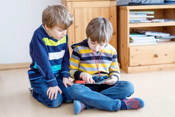 Dwa małe dziecko chłopców czytania książki w domu — Zdjęcie stockowe