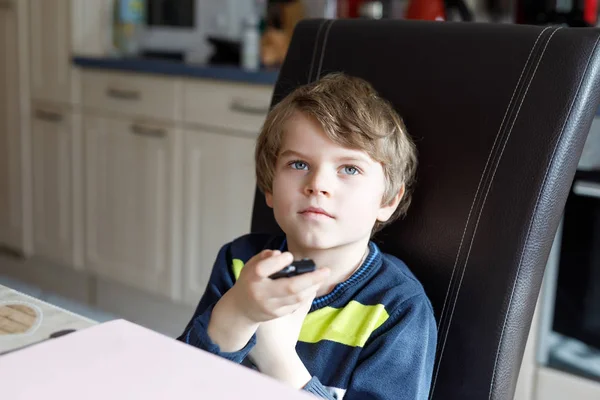 Lindo poco rubio preescolar chico viendo tv . — Foto de Stock