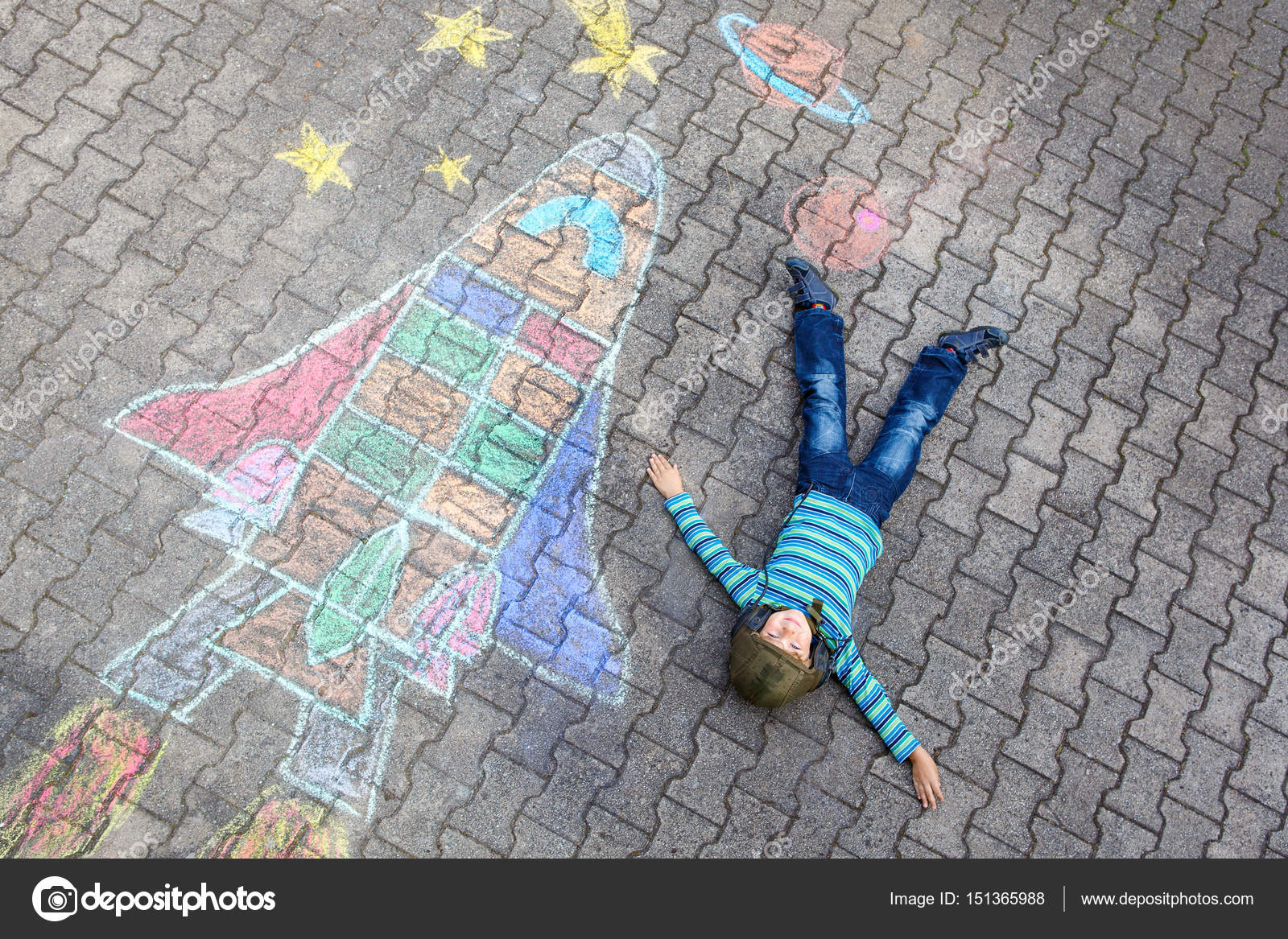 Ragazzino ragazzino divertente volare nell universo di una pittura di immagine dello space shuttle con i gessi colorati Ozio creativo per bambini
