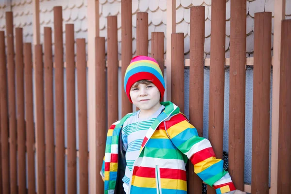 Outdoor fashion portret van schattige kleine jongen jongen dragen kleurrijke kleding — Stockfoto