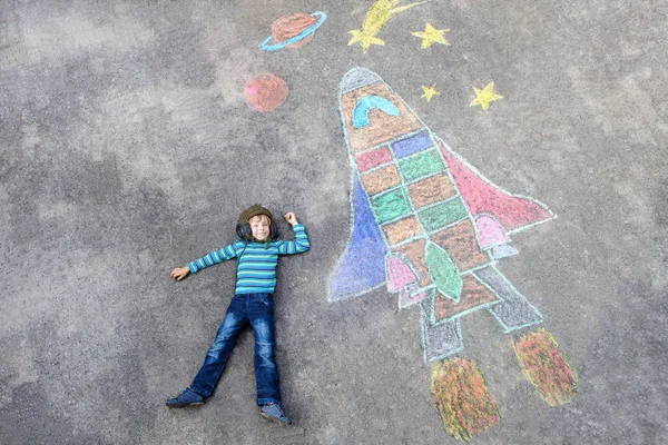 Kleine jongen jongen vliegen door een space shuttle krijtjes foto — Stockfoto