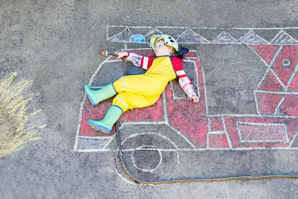 Niño de cuatro años divirtiéndose con imagen de camión de bomberos d — Foto de Stock