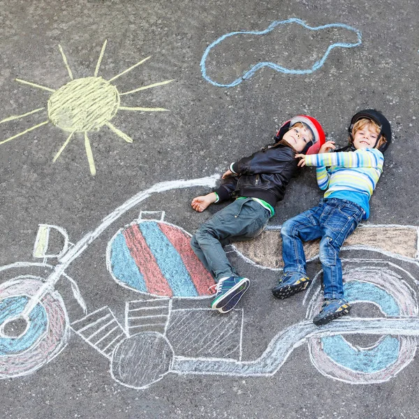 Dos niños niños en casco con dibujo de la foto de la motocicleta con colo —  Fotos de Stock