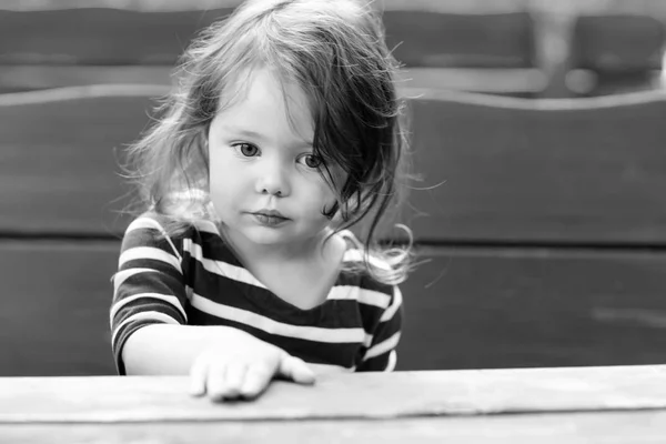 Γκρο πλαν εξωτερική πορτρέτο του όμορφη αξιολάτρευτο μικρό παιδί κορίτσι — Φωτογραφία Αρχείου