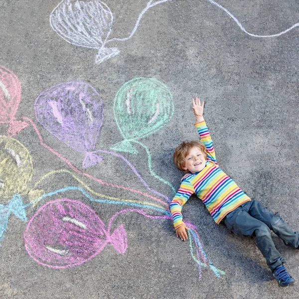 Kid boy se divertindo com balões coloridos desenho com giz — Fotografia de Stock