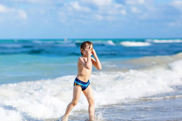 Pequeno menino loiro se divertindo na praia do oceano na Flórida — Fotografia de Stock