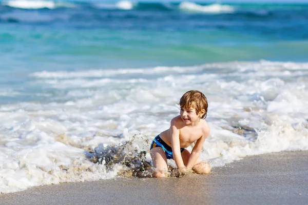 Niño rubio divirtiéndose en la playa del océano en Florida — Foto de Stock